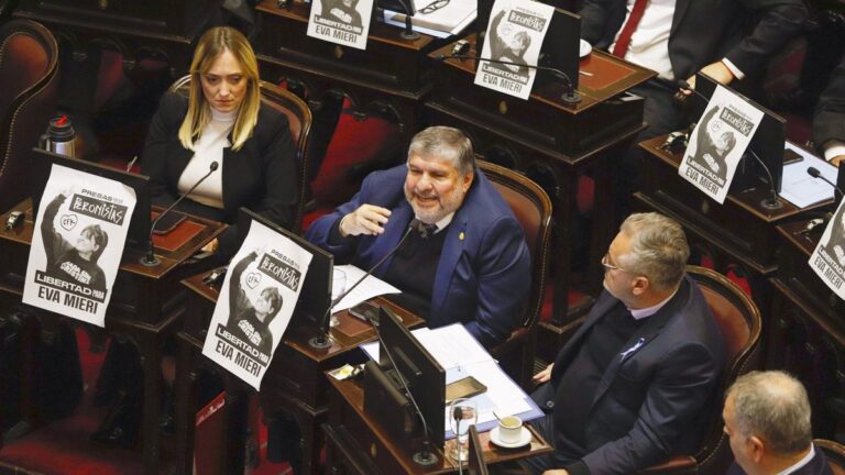 El peronismo frente a Milei: en plena ofensiva legislativa del Gobierno busca llegar unido a marzo y evitar mas fugas El peronismo frente a Milei: en plena ofensiva legislativa del Gobierno busca llegar unido a marzo y evitar mas fugas