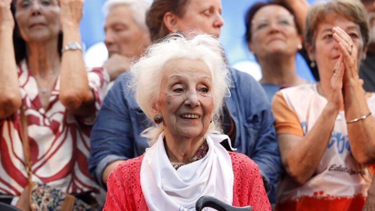 Estela de Carlotto cuestionó el rumbo del Gobierno de Javier Milei y advirtió sobre “desmantelamiento del Estado” Estela de Carlotto cuestionó el rumbo del Gobierno de Javier Milei y advirtió sobre “desmantelamiento del Estado”