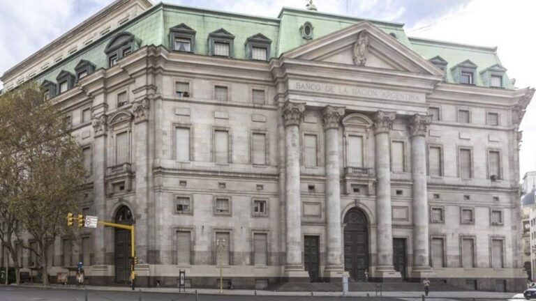 El Gobierno habilitó al Banco Nación para blanquear ya los “dólares del colchón” y Caputo criticó a los privados