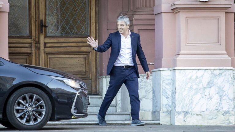 Caputo recurre a la emisión de un bono local para pagar los vencimientos de enero