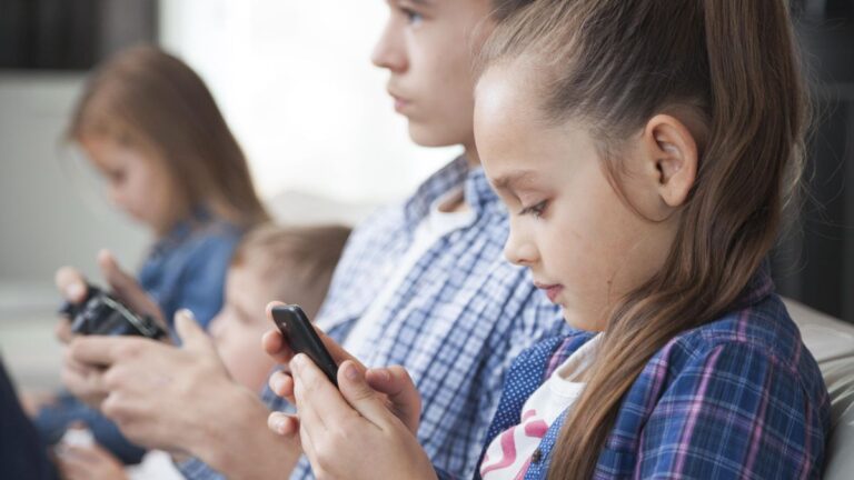 Pacto Parental: la iniciativa de un grupo de padres para retrasar el acceso de sus hijos al celular que abrió el debate Pacto Parental: la iniciativa de un grupo de padres para retrasar el acceso de sus hijos al celular que abrió el debate