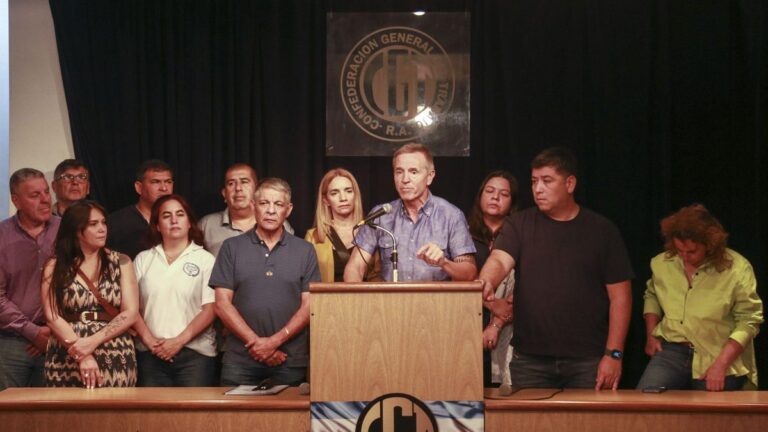 Diálogo con el Gobierno y una pecera de votos en el Senado: el doble juego de la CGT para condicionar la reforma laboral Diálogo con el Gobierno y una pecera de votos en el Senado: el doble juego de la CGT para condicionar la reforma laboral