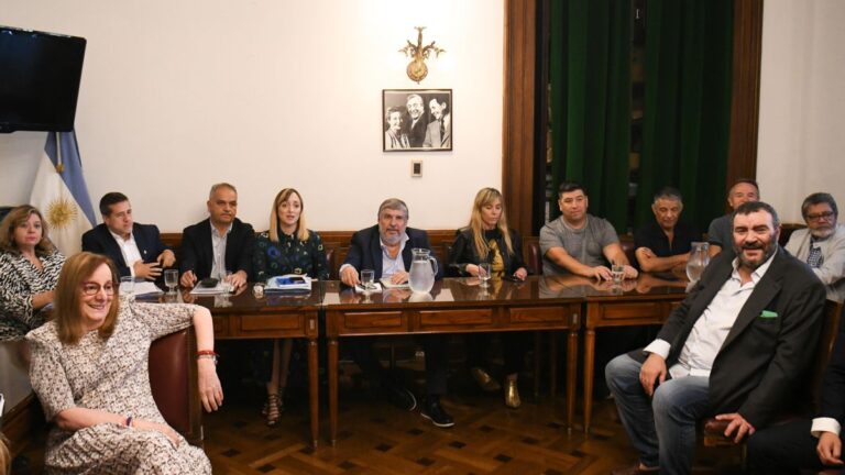 Cumbre en el Senado: la CGT coordina con el bloque peronista una estrategia legislativa para frenar la reforma laboral Cumbre en el Senado: la CGT coordina con el bloque peronista una estrategia legislativa para frenar la reforma laboral