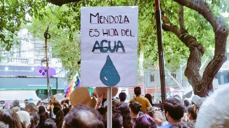 “El agua no se negocia”: masiva caravana en Mendoza contra el proyecto minero que respaldó Milei “El agua no se negocia”: masiva caravana en Mendoza contra el proyecto minero que respaldó Milei