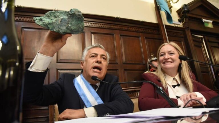 Mendoza, «tierra del sol, del buen vino» y de la minería de Alfredo Cornejo Mendoza, «tierra del sol, del buen vino» y de la minería de Alfredo Cornejo