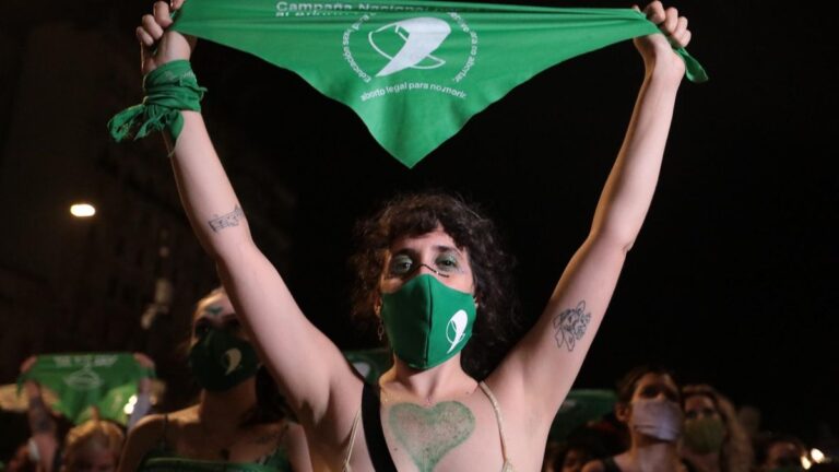 A 5 años del aborto legal en Argentina, el ajuste de Milei vacía la ley y multiplica las barreras de acceso