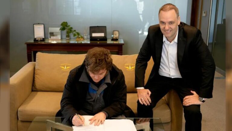 Milei volvió de Oslo y firmó el proyecto de reforma laboral que será enviado al Congreso Milei volvió de Oslo y firmó el proyecto de reforma laboral que será enviado al Congreso