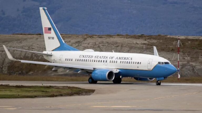 Tras la intervención de Milei al puerto de Ushuaia, aterrizó en Tierra del Fuego un avión de EE.UU. Tras la intervención de Milei al puerto de Ushuaia, aterrizó en Tierra del Fuego un avión de EE.UU.