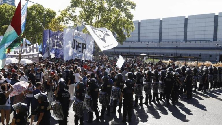 ATE, la izquierda y la CTA marcharon contra la intervención en Venezuela ATE, la izquierda y la CTA marcharon contra la intervención en Venezuela