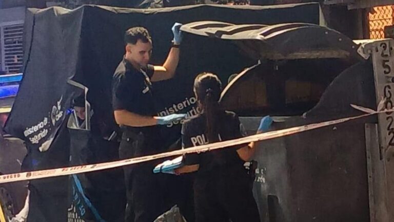 Un cartonero murió desangrado mientras buscaba materiales en un contenedor de basura en la Ciudad de Buenos Aires Un cartonero murió desangrado mientras buscaba materiales en un contenedor de basura en la Ciudad de Buenos Aires