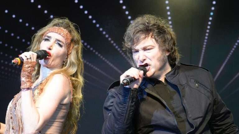 Milei desplegó su show en Mar del Plata, cantó con Fátima y se dio un baño de ultraderecha: «Se les viene la noche a los zurdos»