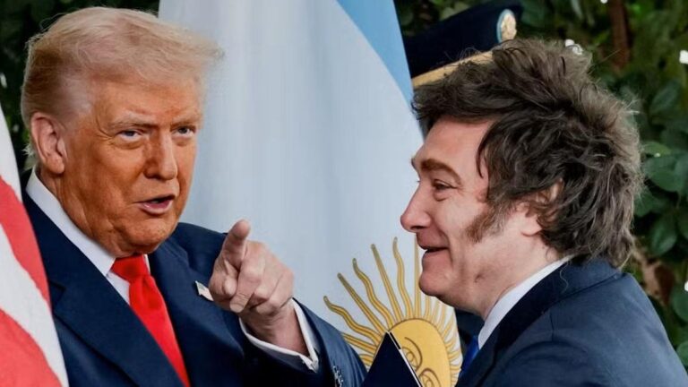 El Gobierno negocia con EE.UU. un acuerdo para recibir inmigrantes deportados, según The New York Times