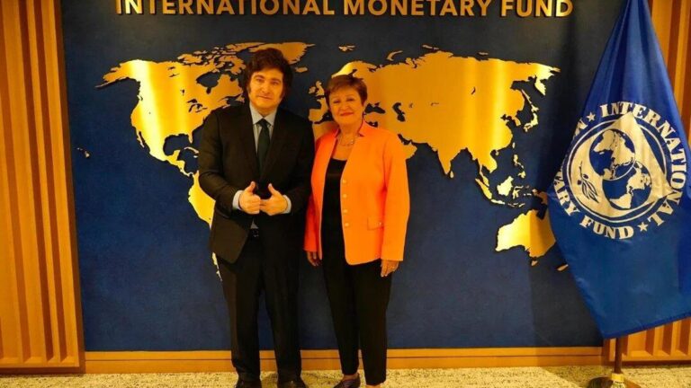 El FMI elogió la acumulación de reservas y enviará una misión a la Argentina en febrero para revisar las metas El FMI elogió la acumulación de reservas y enviará una misión a la Argentina en febrero para revisar las metas