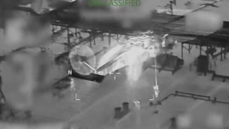 EEUU aborda un petrolero que se pintó con bandera rusa tras escapar del bloqueo a Venezuela