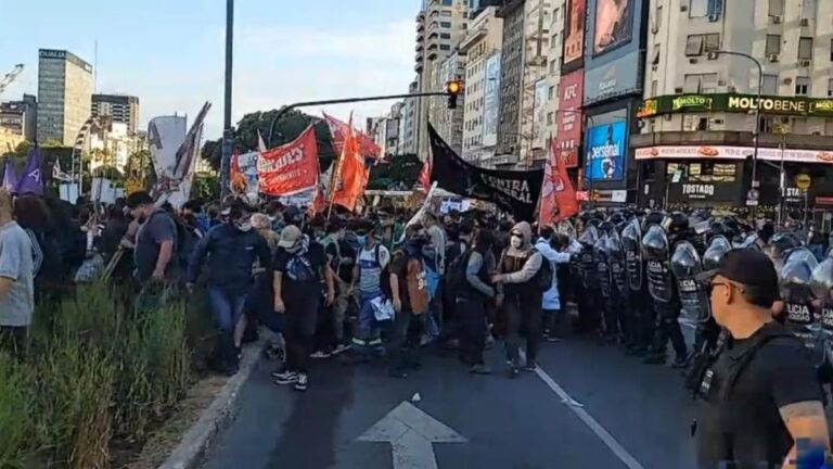 Incidentes en el Obelisco: manifestantes de izquierda cortan la 9 de Julio y están cara a cara con la Policía