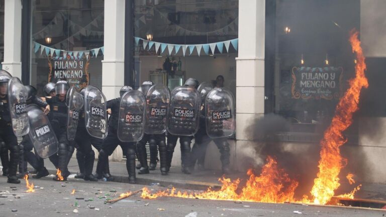 Incidentes y heridos frente al Congreso mientras el Senado debate la reforma laboral