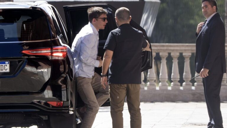 Santiago Caputo mantiene un espía como custodio mientras sigue vigente el polémico DNU de la SIDE Santiago Caputo mantiene un espía como custodio mientras sigue vigente el polémico DNU de la SIDE