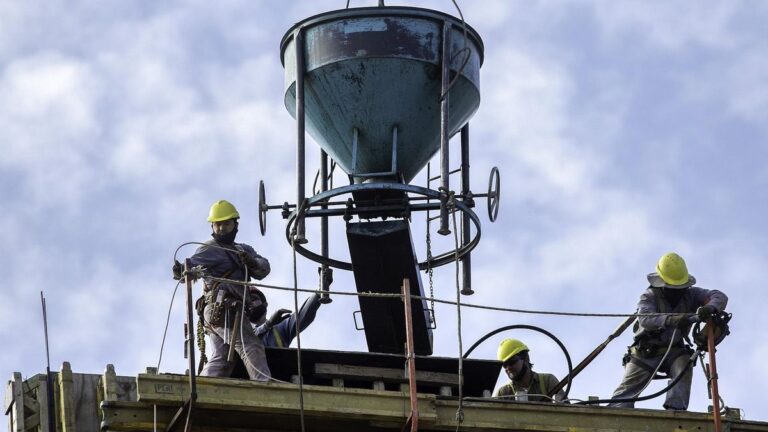 Se perdieron 86.000 puestos de trabajo asalariado en seis meses y crece el pluriempleo