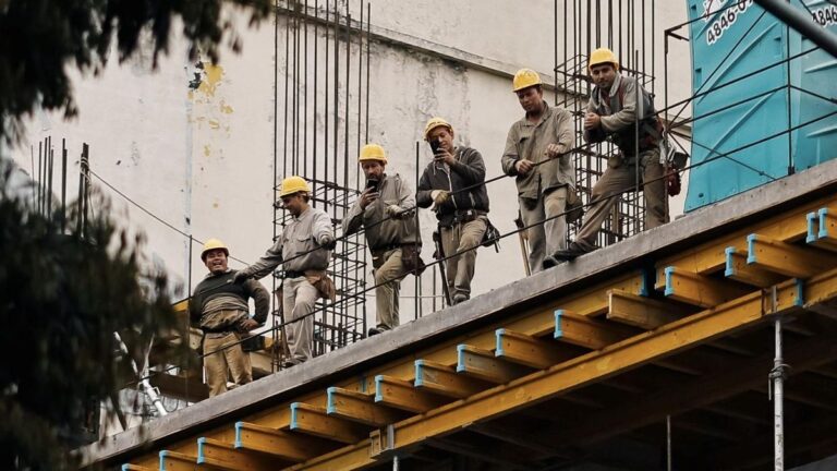 Flexibilización para despedir, recorte de horas extras y vacaciones: qué implica la reforma laboral de Milei Flexibilización para despedir, recorte de horas extras y vacaciones: qué implica la reforma laboral de Milei