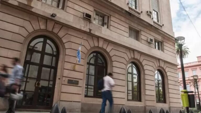 Sin mencionarlo en el Congreso, Milei prepara una reforma de la ley que regula la SIDE desde hace más de dos décadas Sin mencionarlo en el Congreso, Milei prepara una reforma de la ley que regula la SIDE desde hace más de dos décadas