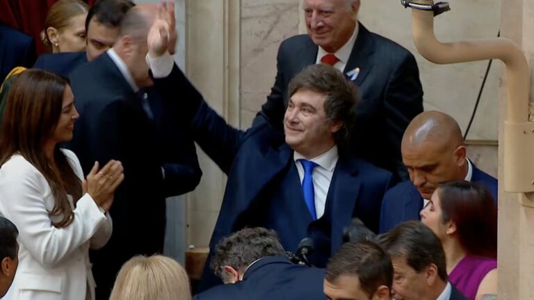 Milei se cruza con la oposición en el Congreso: «Ladrones, delincuentes, por eso tienen a la suya presa»